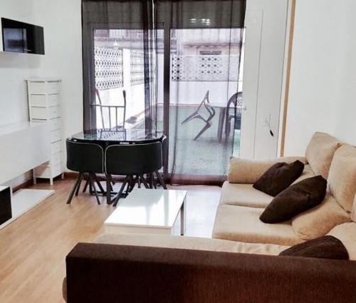salon z kanapą i stołem w obiekcie Apartamento Mataro w mieście Mataró