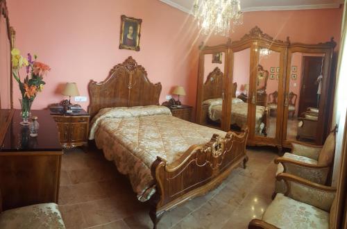 コルドバにあるDS Jardines de la Victoriaのベッドルーム(大型ベッド1台、大きな鏡付)