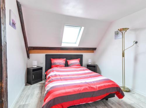 ディエップにあるDuplex du polletのベッドルーム1室(赤と白のベッド1台付)