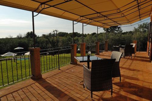 a patio with a table and chairs and a fence at Cerchio Verde in Pitigliano