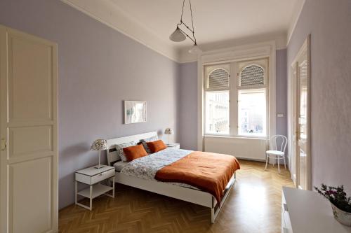 ブダペストにあるKlauzal Ter 9のベッドルーム1室(オレンジ色の枕と窓付)