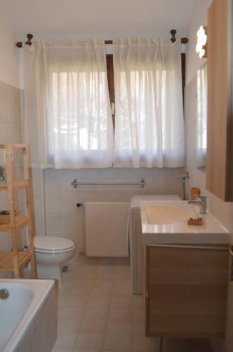 a bathroom with a tub and a toilet and a sink at Cadenabbia Fantastico in Griante Cadenabbia