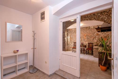 um corredor com uma porta que leva a uma sala de jantar em Apartment Mediteran em Stari Grad