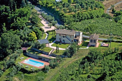 Bazén v ubytování Fattoria di Colleoli nebo v jeho okolí