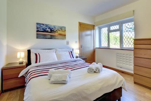 ein Schlafzimmer mit einem großen Bett mit Handtüchern darauf in der Unterkunft Ger-y-llyn in Bonvilston