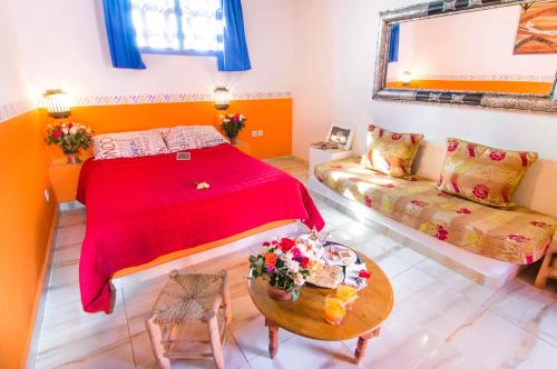 um quarto com uma cama, uma mesa e um sofá em Le Relais De Marrakech em Marrakech