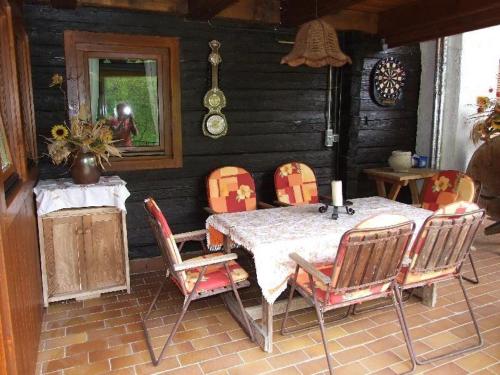 jadalnia ze stołem i 4 krzesłami w obiekcie Ferien-am-Bauernhof-Wohnung-2 w mieście Rangersdorf