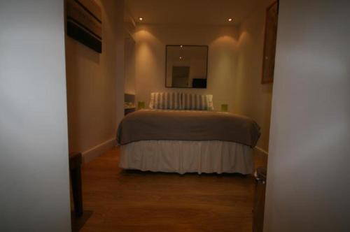1 dormitorio con 1 cama en la esquina de una habitación en 69TheGrove, en Londres