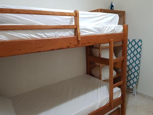 Двуетажно легло или двуетажни легла в стая в Condomínio Ville II