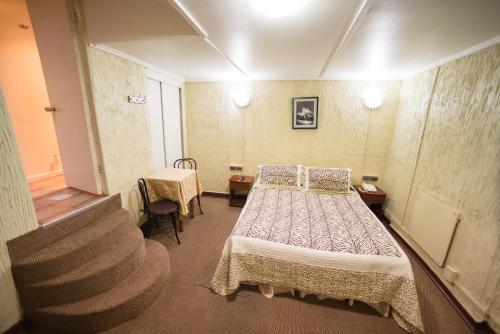 a hotel room with a bed and a staircase at Si Hotel in Santiago
