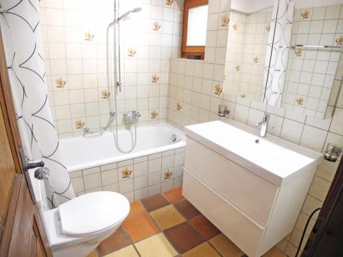 ein Badezimmer mit einem WC, einer Badewanne und einem Waschbecken in der Unterkunft Residenza Paradiso App 1000 in Orselina