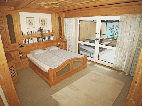 ein Schlafzimmer mit einem Bett und einem großen Fenster in der Unterkunft Villa Orselina App 7273 in Orselina
