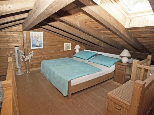OrselinaにあるResidenza Paradiso App 1000のベッドルーム(青い枕のベッド1台付)
