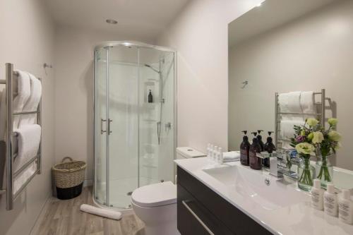 Vonios kambarys apgyvendinimo įstaigoje Lakefront Luxury by Amazing Accom