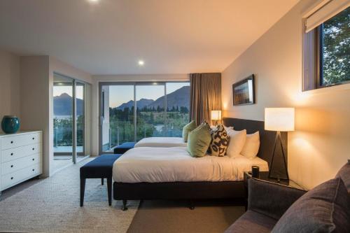 Gallery image of Lakefront Luxury by Amazing Accom in Queenstown