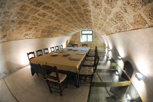 a dining room with a long table and chairs at Font del Pas in Beceite