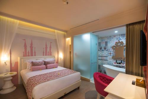 1 dormitorio con 1 cama y baño con bañera en Grand Mirage Resort & Thalasso Bali - All Inclusive, en Nusa Dua