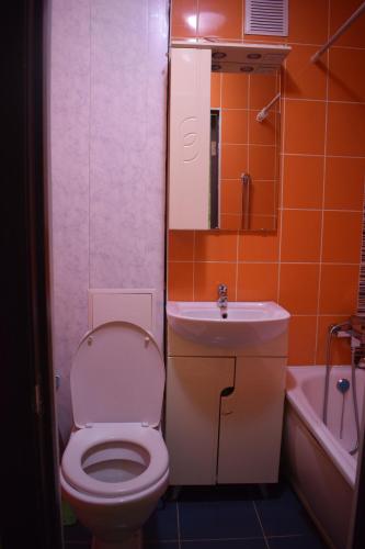 A bathroom at Проспект Победы 10а
