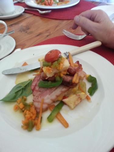 een bord met eten met vlees en groenten op een tafel bij Agterplaas Guesthouse Pty Ltd in Johannesburg