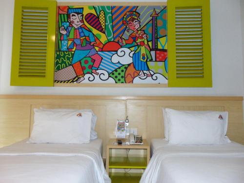 - 2 lits dans une chambre ornée d'une peinture murale dans l'établissement MaxoneHotels.com at Kramat, à Jakarta