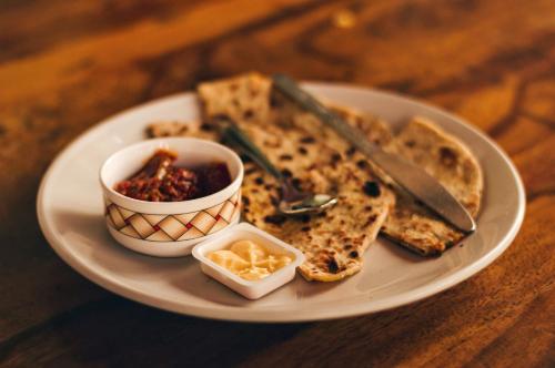um prato de comida com torradas e uma faca em Zostel Udaipur em Udaipur