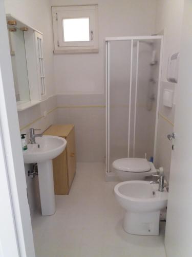 スカルリーノにあるBicchi Belvedere Scarlinoのバスルーム(トイレ、洗面台、シャワー付)