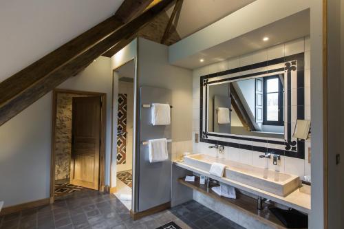 A bathroom at Domaine de Rymska & Spa - Relais & Châteaux