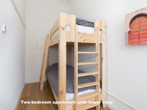 two bunk beds in a small room with a ladder at Hotel de Vischpoorte, centrum Deventer en aan de IJssel in Deventer