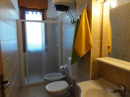 ビビオーネにあるSimma - Appartamentiのバスルーム(シャワー、トイレ、シンク付)
