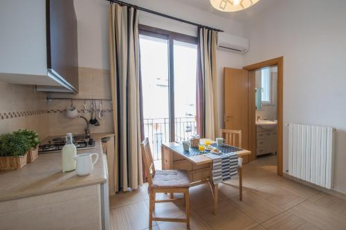 Una cocina con encimera y mesa en una habitación. en Dimora Grottone, en Polignano a Mare