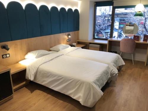Llit o llits en una habitació de Mandrino Hotel