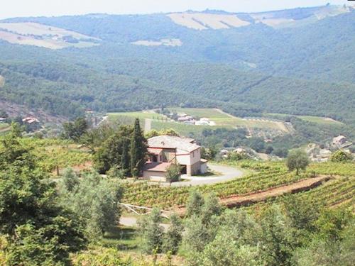 una casa in cima a una collina in un campo di Podere Soccorso a Montalcino