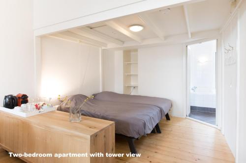 a bedroom with a bed and a wooden table at Hotel de Vischpoorte, centrum Deventer en aan de IJssel in Deventer