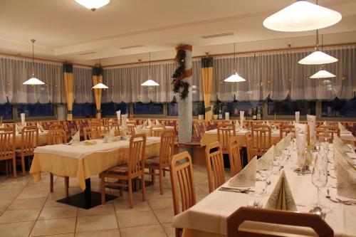 a large banquet hall with tables and chairs at Hotel Elisabeth in Chienes
