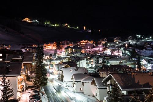 Vue générale sur la montagne ou vue sur la montagne depuis l'hôtel