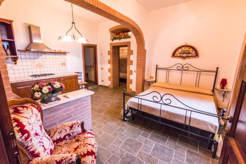 Agriturismo Villa Isa في فولونيكا: غرفة نوم بسرير واريكة في غرفة