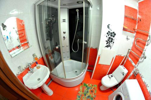 ケメロヴォにあるVip Hotel - Kemerovo Sportivnaya 38のバスルーム(シャワー、トイレ、シンク付)
