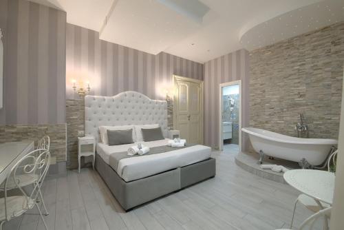 1 dormitorio con cama, bañera y bañera en Vatican Nausicaa, en Roma