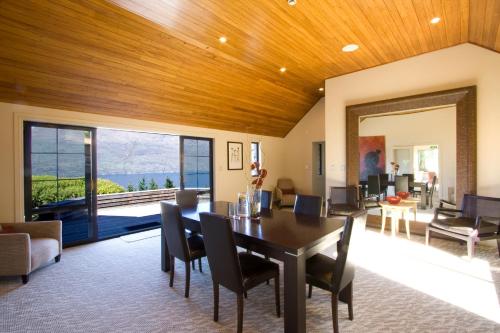 Azur Lodge في كوينزتاون: غرفة طعام مع طاولة وكراسي