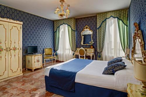 een slaapkamer met een kingsize bed en een televisie bij Hotel Tre Archi in Venetië