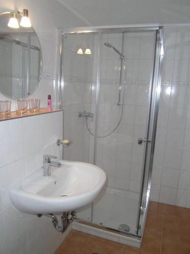 a bathroom with a sink and a shower at Ferienwohnung Barzen in Ralingen