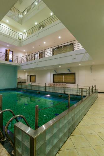 コーチにあるIMA Houseの大きな建物内の大きなスイミングプール