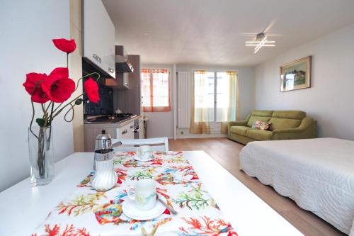 - un salon avec une table et un lit dans l'établissement Blue Lagon Five Stars Holiday House, à Nice