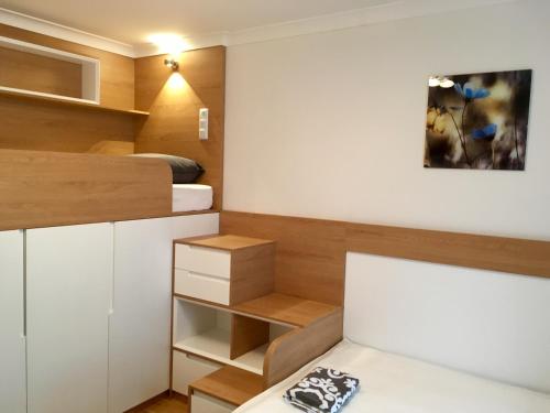 a small apartment with a bed and a small bedroom at Ferienwohnung am Hauptbahnhof in Vienna