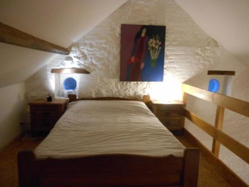 Ferme du Pont de Bois - Le Fenil في Thuin: غرفة نوم بسرير ودهان على الحائط