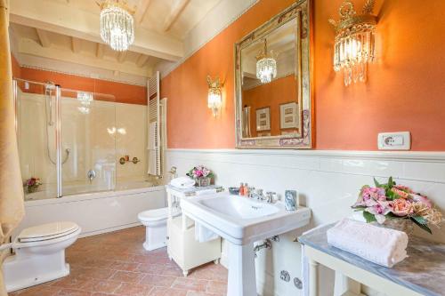 Et badeværelse på Coselli 's Collection. Luxury Villas Rental