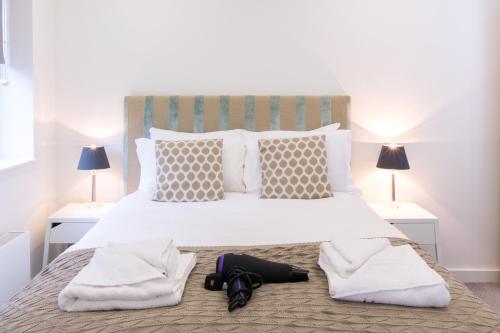ベッドフォードにあるCity Stay Apartments - Platform Bedfordのベッドルーム(白い大型ベッド、ランプ2つ付)