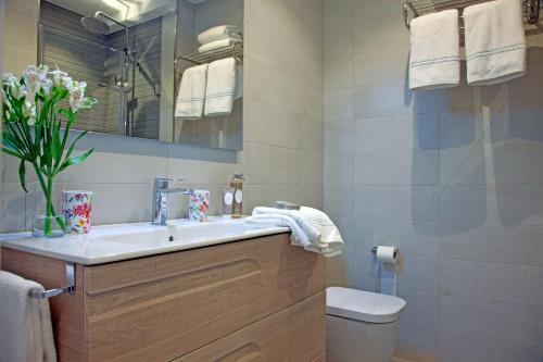 A bathroom at Feelathome Madrid Suites Apartments