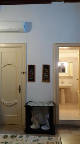 a room with a door and a bench next to a bathroom at Gallipoli centro in Gallipoli
