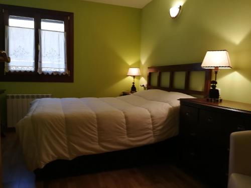 バルエラにあるTres Dormitorios Barruera Immovallのベッドルーム1室(白いベッド1台、窓2つ付)